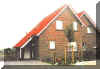 Das Ferienhaus aus der Strassensicht (30413 Byte)